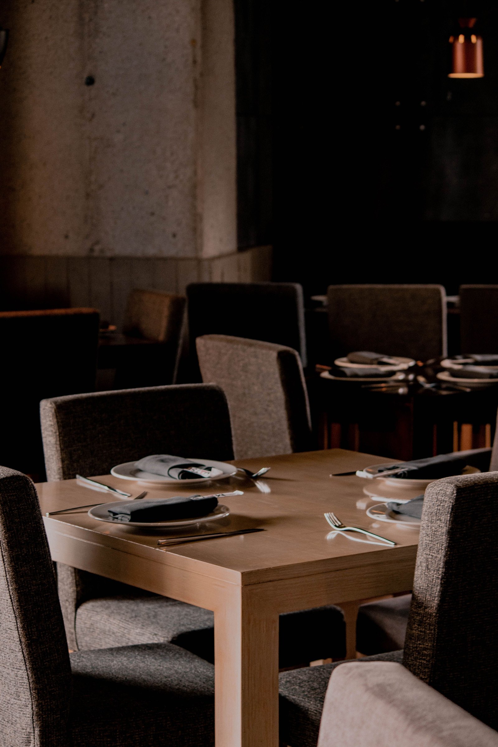 Nakryty stół w kameralnym wnętrzu restauracji